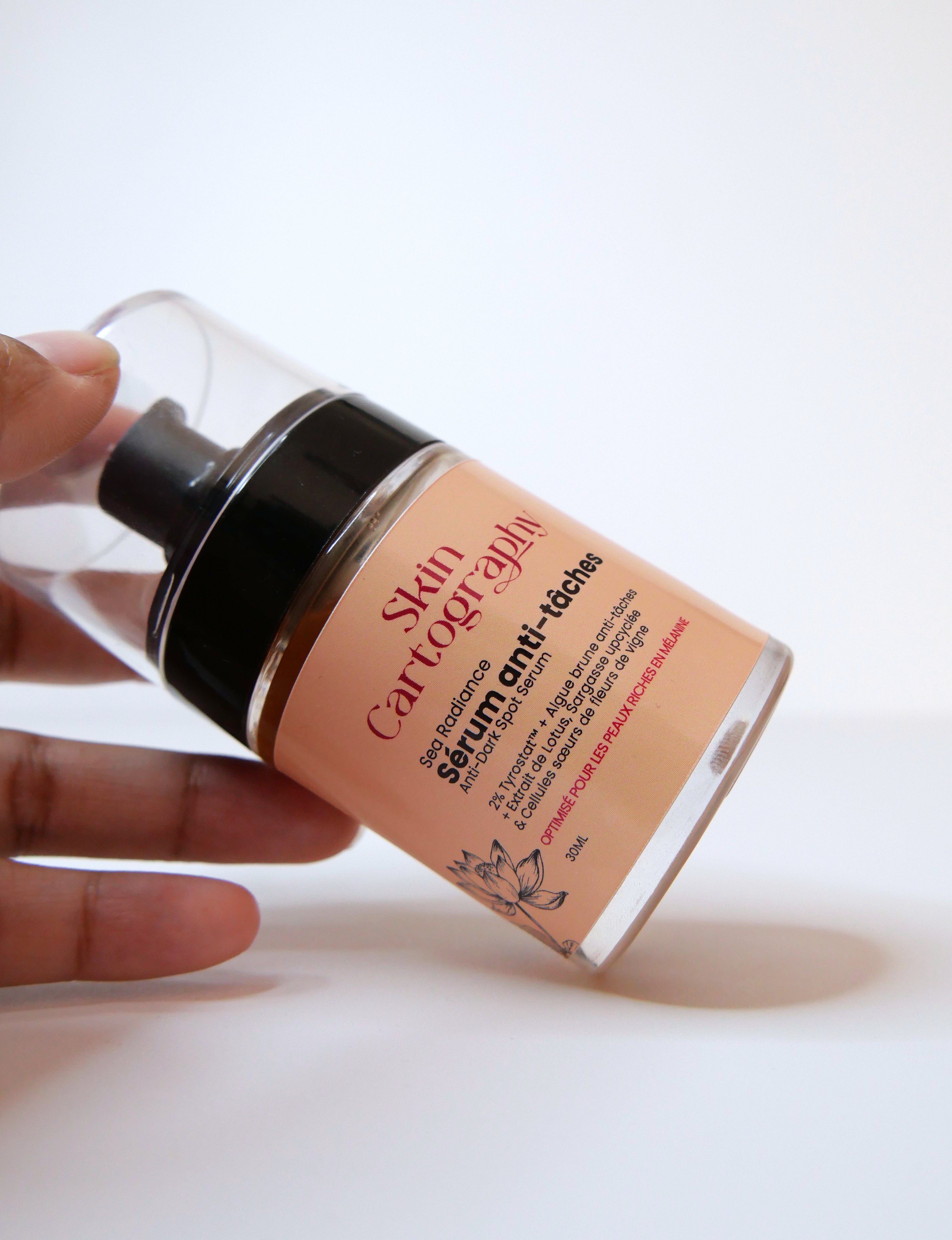 Main tenant Serum anti-tache en équilibre
